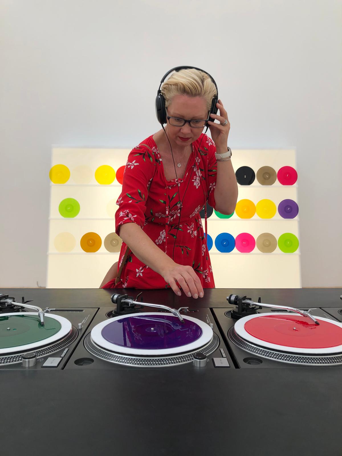 Gründerin von Magnetic Songs am Mischpult